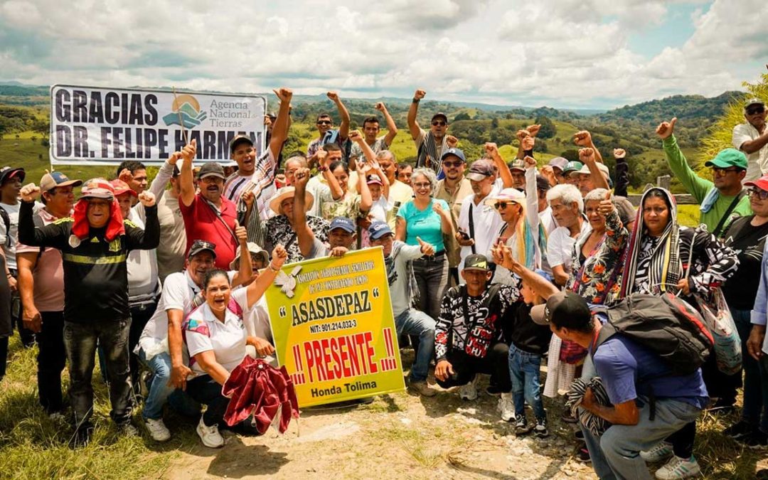 Entregan tierras a pescadores artesanales
