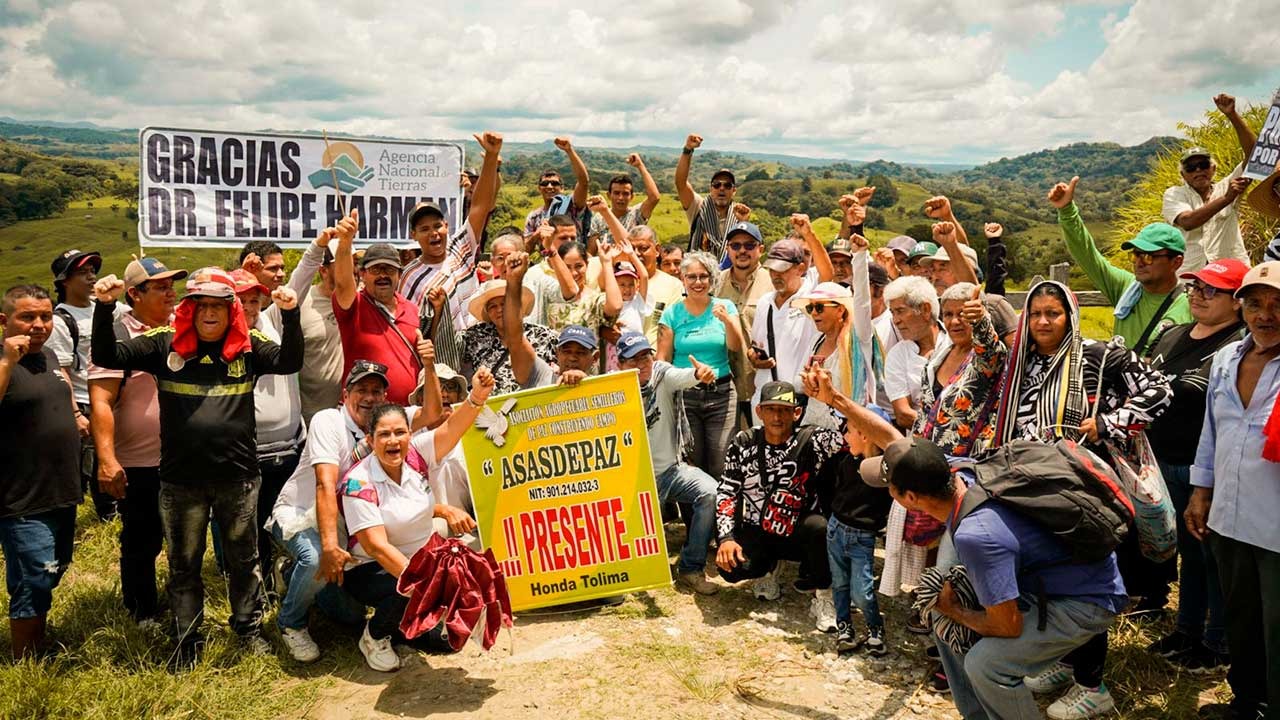 Entrega de tierras Campesinos de Honda, Tolima, reciben tierras para cultivar,