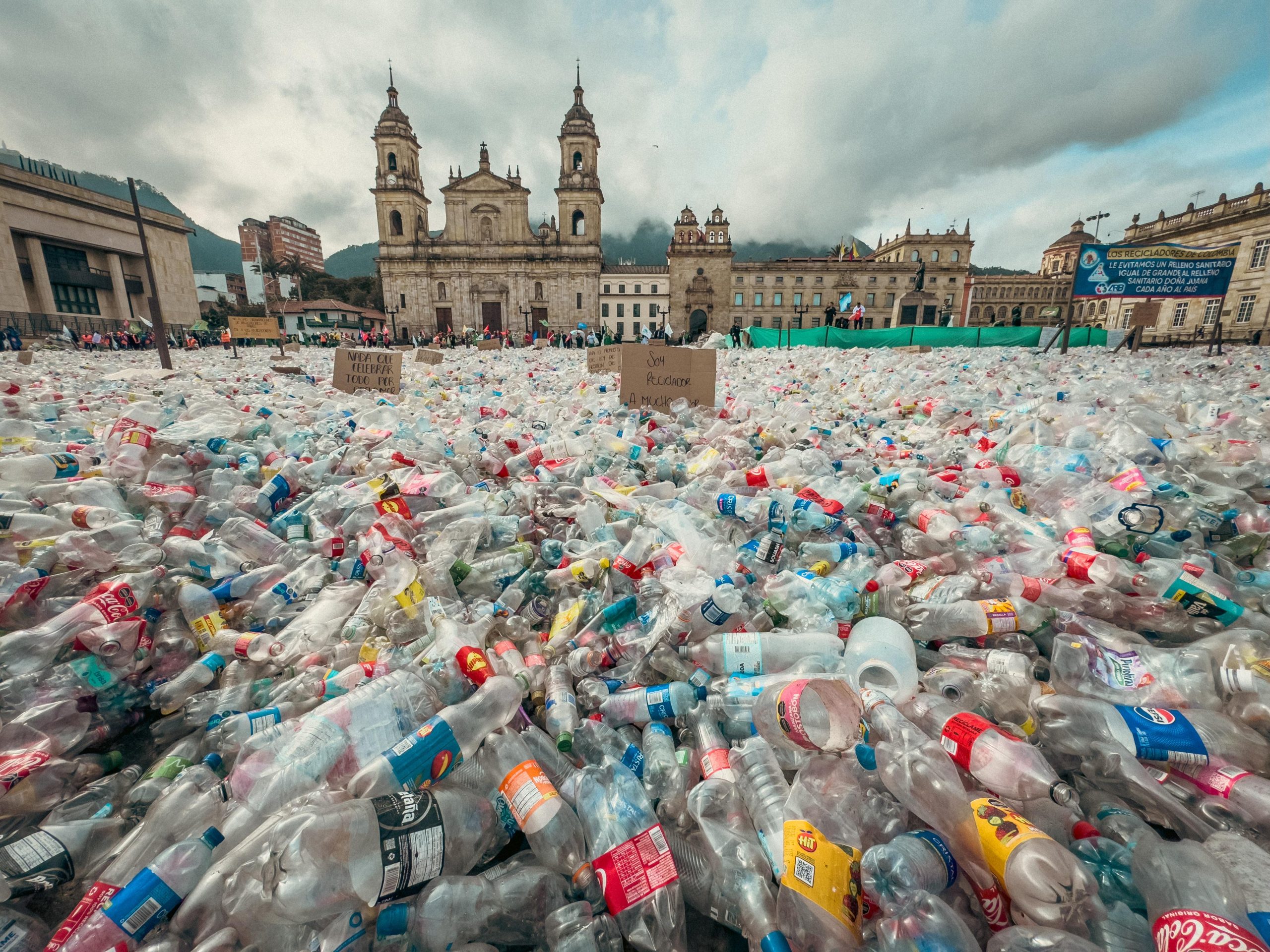 Protesta recicladores El Fotógrafo y Comunicador Social, Juan Diego Cano captó con su lente lo que sucedía muy temprano en la Plaza de Bolívar de Bogotá.